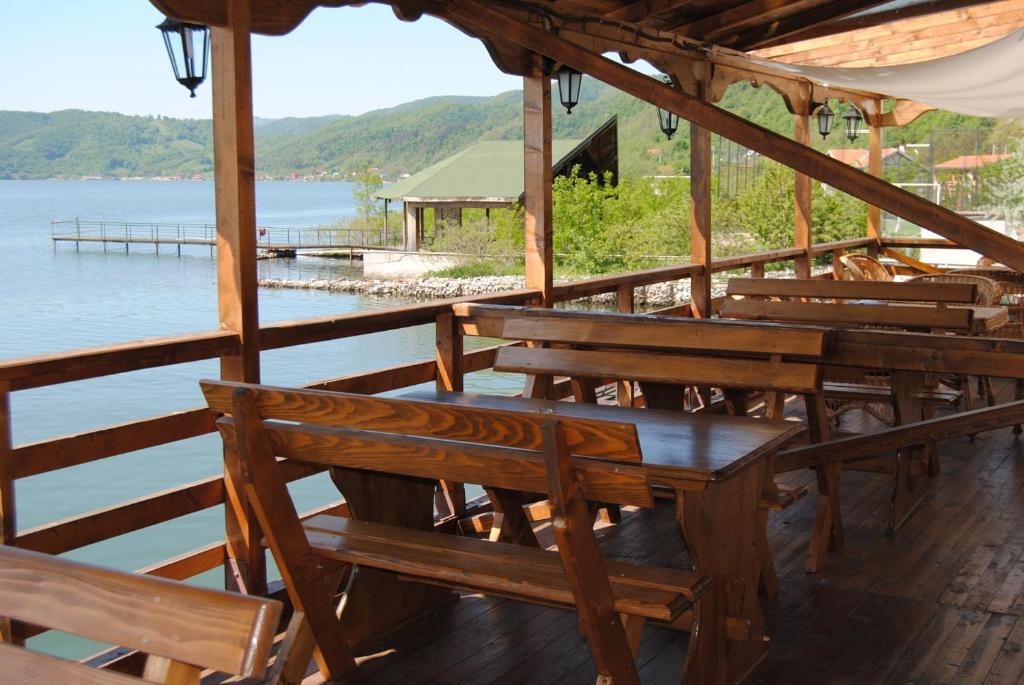 Pension La Ponton Ешелница Экстерьер фото